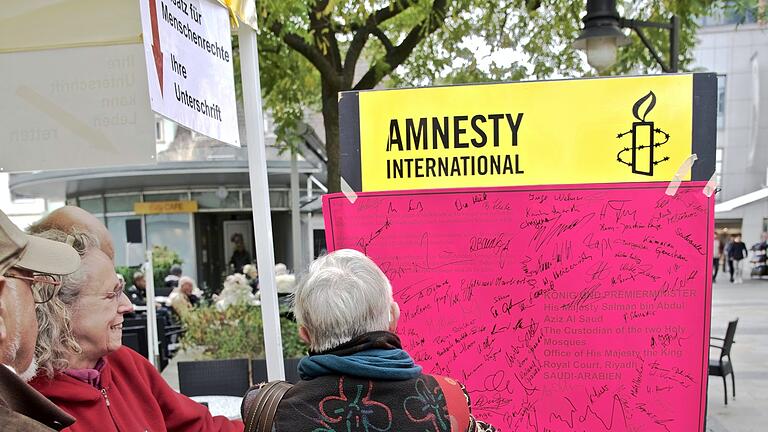 Zum Tag der Menschenrechte sammelt die Schweinfurter Gruppe von Amnesty International wieder Unterschriften für eine Petition zur Freilassung eines iranischen Lehrers. Er wurde aufgrund seiner gewerkschaftlichen Tätigkeit inhaftiert.