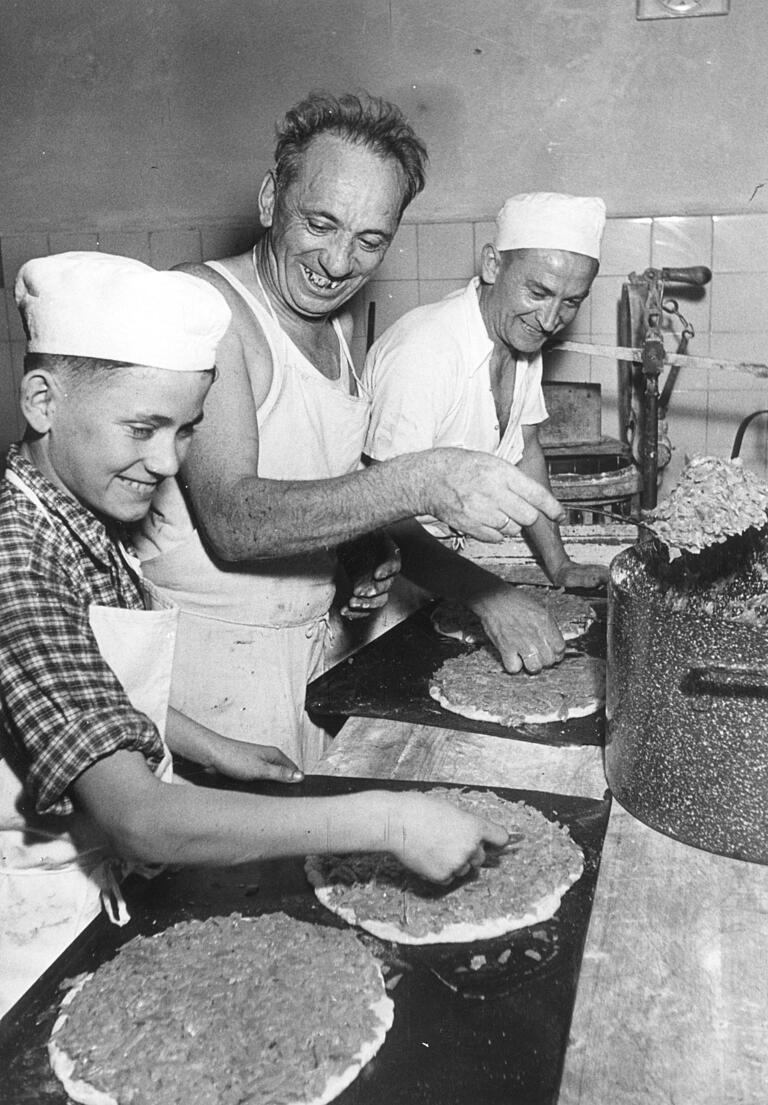 Rund 6000 solcher runden Zwiebelkuchen wurden von der Stadt Mainz rund um die Zwiebelkirchweih gebacken und verkauft, erinnert sich Anneliese Schwarzmann.