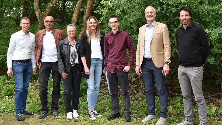 Staatspreise gab es für Lena Strobel und Markus Schöbel an der Dr.-Georg-Schäfer-Schule (von links): Thorsten Sauer, Herr und Frau Strobel, Lena Strobel, Markus Schöbel, Schulleiter Matthias Paul und Christian Helbig
