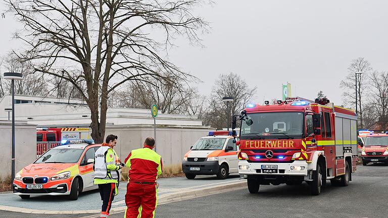 Vermeintlicher Gasgeruch am Untermain       -  Die Einsatzkräfte überwachten die Konzentration in der Umgebungsluft und warnten die Anwohner teils per Lautsprecher.
