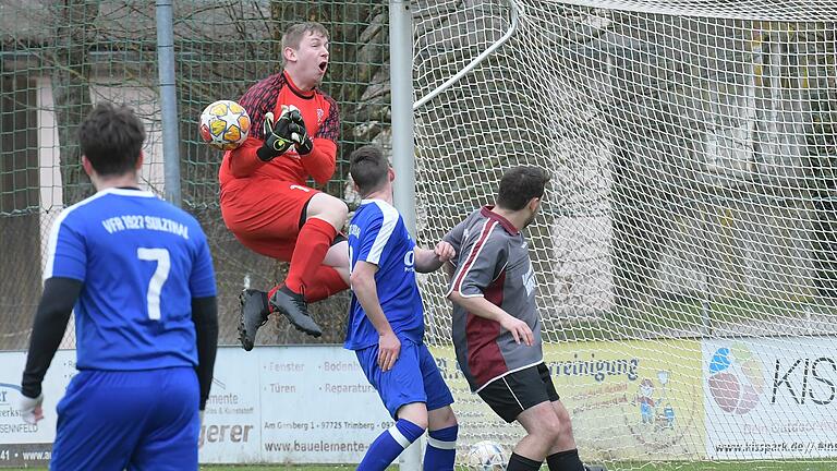 Die Rhöner Fußball-Nachlese - Flutschfinger: Das Leder nicht zu packen bekommt Manuel Schmidt vom SV Machtilshausen II im Spiel gegen die SG Euerdorf. Die Rhöner Fußball-Nachlese - Flutschfinger: Das Leder nicht zu packen bekommt Manuel Schmidt vom SV Machtilshausen II im Spiel gegen die SG Euerdorf.