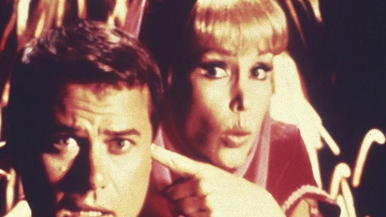 Der Astronaut und sein Flaschengeist: Larry Hagman und Barbara Eden sind das ideale Paar in &bdquo;Bezaubernde Jeannie&ldquo;.