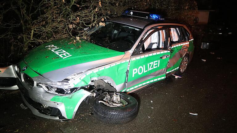 Polizei verfolgte Lkw - Verfolgungsjagd: Polizei verfolgt eine Stunde lang Lkw-Fahrer. Mehrere Fahrzeuge wurden beschädigt. Polizei verfolgte Lkw - Verfolgungsjagd: Polizei verfolgt eine Stunde lang Lkw-Fahrer. Mehrere Fahrzeuge wurden beschädigt.