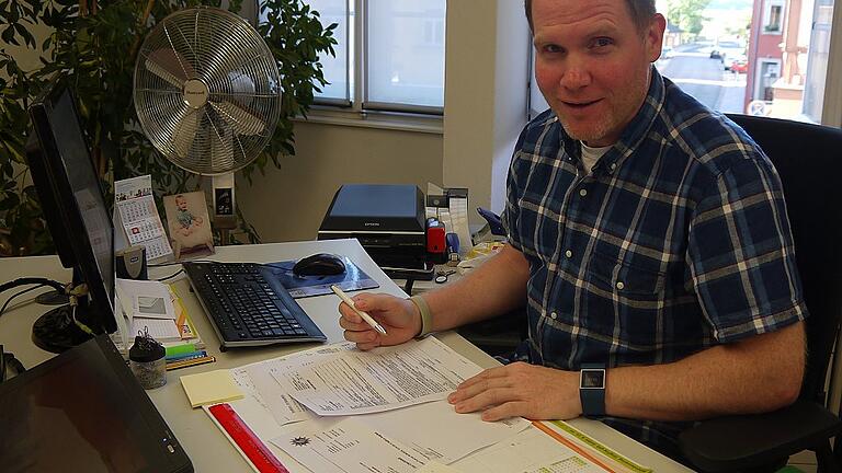 Michael Schnitzer, Sachbearbeiter im Bürgerbüro in Haßfurt, erfasst bei einem Fund alle Angaben rund um Finder und Fundgegenstand. Michael Schnitzer, Sachbearbeiter im Bürgerbüro in Haßfurt, erfasst bei einem Fund alle Angaben rund um Finder und Fundgegenstand.