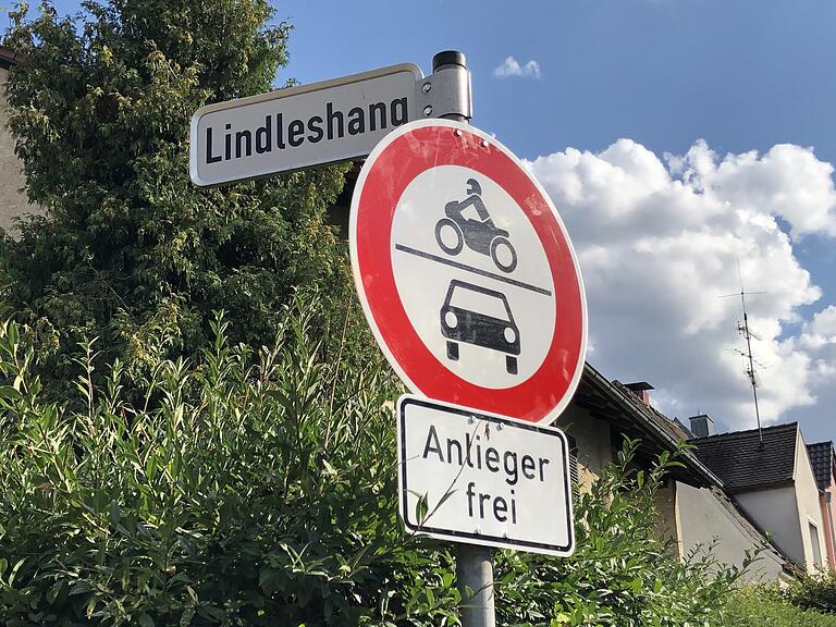 Autos und Motorrädern ist es verboten, den Lindleshang zu durchfahren. Nur für Anlieger gilt die Ausnahme. Dennoch wird die Straße als Abkürzung benutzt.