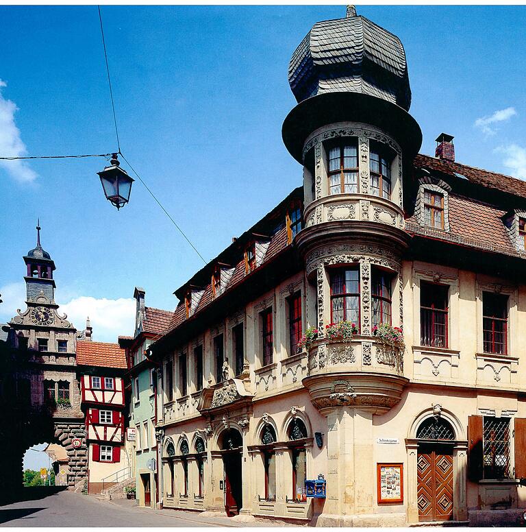 Das Haus am Marktplatz 5, in dem Klara Reiß zuletzt mit Lina Schlegelmilch zusammen in Marktbreit lebte. Reiß bewohnte das Erker-Zimmer. Das Haus am Marktplatz 5, in dem Klara Reiß zuletzt mit Lina Schlegelmilch zusammen in Marktbreit lebte. Reiß bewohnte das Erker-Zimmer.