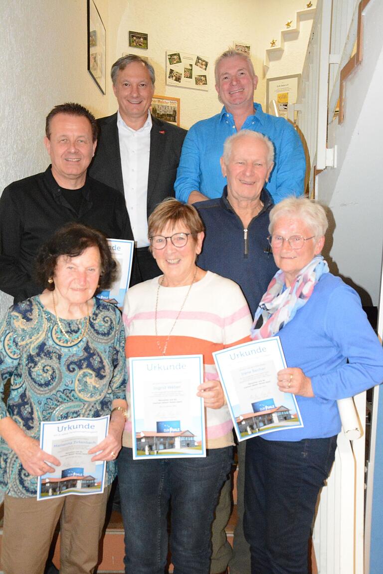 Besonders geehrt wurden von Vereinsoberhaupt Heiko Müller (hinten links) im Rahmen des diesjährigen Ehrenabends der DJK Salz (von links): Klaus Beck, Marianne Zirkenbach, Ingrid Weber, Harald Becher, Roland Werling und Irene Becher.