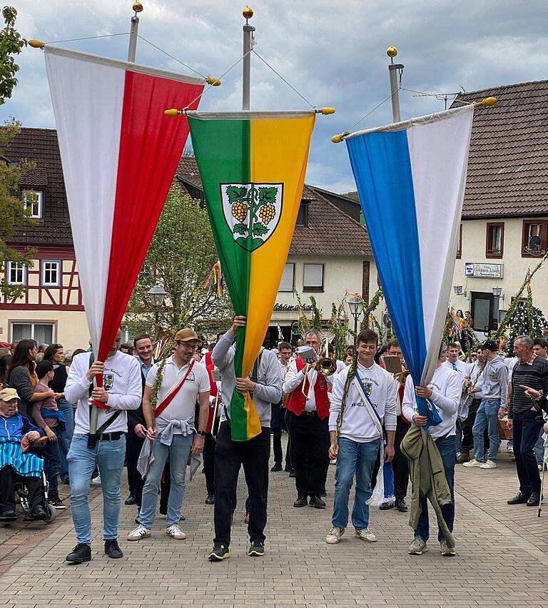 Vom Marktplatz geht es mit Musik und dem Eierlauf ruf 'ja da kommt der Has' weiter zum Festplatz, zum eigentlichen Wettkampf.