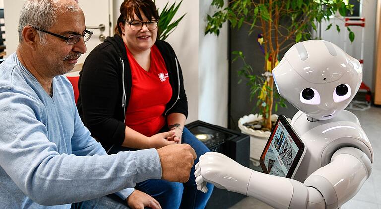 Seit Januar ist der Pflegeroboter Pepper in der Tagespflege der Caritas-Sozialstation in Erlenbach am Main (Lkr. Miltenberg) im Einsatz. Seit Januar ist der Pflegeroboter Pepper in der Tagespflege der Caritas-Sozialstation in Erlenbach am Main (Lkr. Miltenberg) im Einsatz.