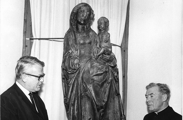 Am 12.11.1962 gab 'Stern'-Chefredakteur Henri Nannen (links) dem Pfarrer der Wallfahrtskirche 'Maria im Weingarten', Simon Himmel, die gestohlenen Kunstschätze zurück. Am 12.11.1962 gab 'Stern'-Chefredakteur Henri Nannen (links) dem Pfarrer der Wallfahrtskirche 'Maria im Weingarten', Simon Himmel, die gestohlenen Kunstschätze zurück.