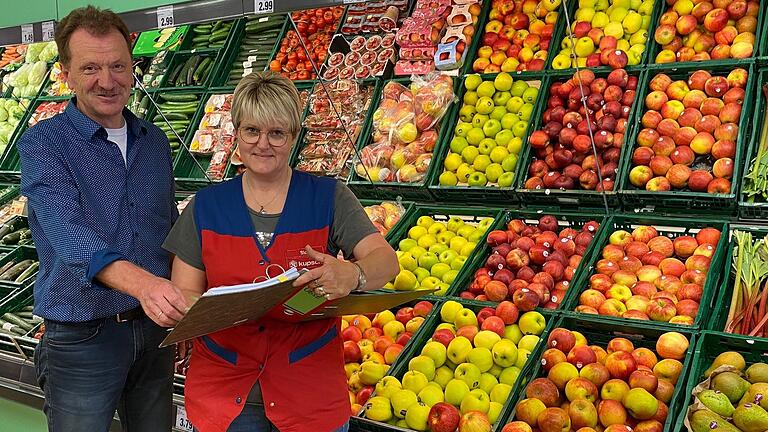 Kupsch wird zu Edeka: Im Zuge der Umstellung wird die Obsttheke im Mellrichstädter Einkaufsmarkt neu gestaltet. Im Bild Chef Martin Schlembach und Mitarbeiterin Doris Sick.