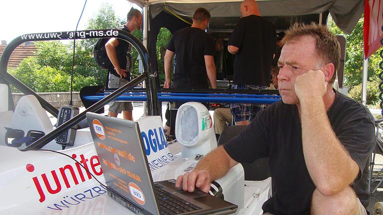 Uwe Lang ist Renningenieur und Teamchef im Motorsportteam Lang und liest hier am Laptop Streckendaten aus. In der Rhön wird er seine Premiere in Alexander Hins Osella PA 30 geben.