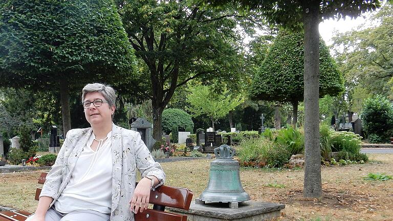 Theresa Walter hat im Frühjahr die Leitung des Friedhofswesen in der Stadt Schweinfurt übernommen und einige Ideen, die sie umsetzen möchte. Theresa Walter hat im Frühjahr die Leitung des Friedhofswesen in der Stadt Schweinfurt übernommen und einige Ideen, die sie umsetzen möchte. 