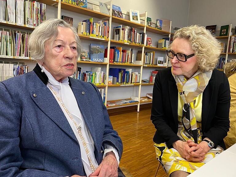 Die ehemalige Gemündener Vhs-Leiterin Ingrid Blum (bekannt als Textilkünstlerin) mit aktuellen Leiterin Susanne Duckstein. Die ehemalige Gemündener Vhs-Leiterin Ingrid Blum (bekannt als Textilkünstlerin) mit aktuellen Leiterin Susanne Duckstein.