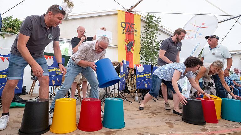 Große Feier in Ermershausen am Sonntag anlässlich des 975. Geburtstages von der kleinste Gemeinde in Unterfranken. Farben Einordnen mit den Eimern jeweils nach einer Skizze (diese zeigt Bernd Bullnheimer im Hintergrund) zwischen zwei Teams, links Gemeinde Rat mit BM und Pfarrer-Team