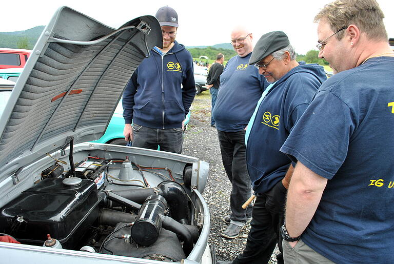 Männer, die sich über Motoren unterhalten, gab es oft auf dem Oldtimertreffen in Sulzfeld zu sehen, hier die Trabi-Freunde, Besitzer des Trabi 601 ist Thomas Beyersdorf (2. von rechts).