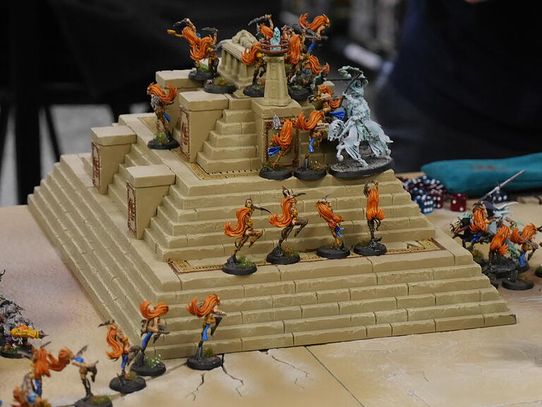 Die Elfinnen stürmen tollkühn die Pyramide. Die Elfinnen stürmen tollkühn die Pyramide.