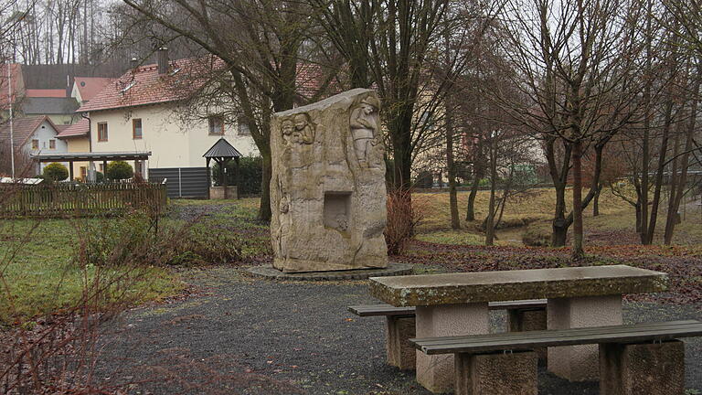 Der Trinkbrunnen soll nun im Ortsteil Lußberg im Lautergrund im Bereich des 'Querkeles-Denkmal“'errichtet werden. 'm Hintergrund schlängelt sich rechts die Lauter.