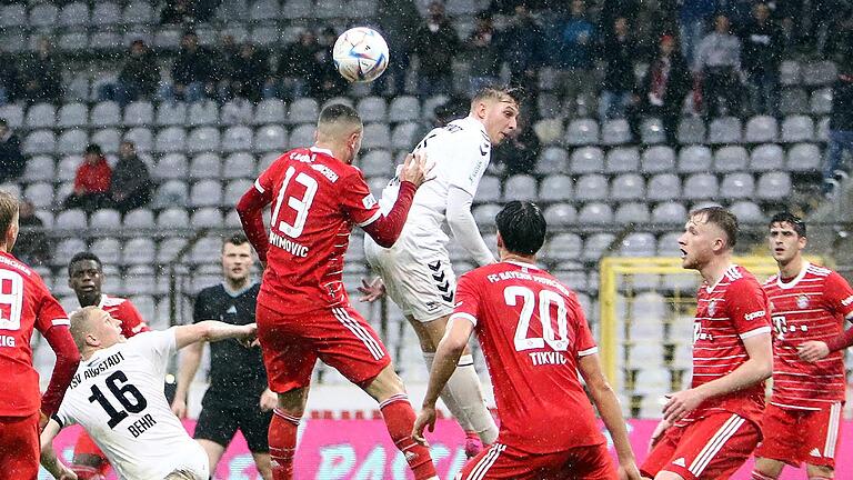 Arijon Ibrahimovic vom FC Bayern München II (Nummer 13) setzte sich in dieser Szene im Kopfballduell gegen Andre Rumpel vom TSV Aubstadt durch.