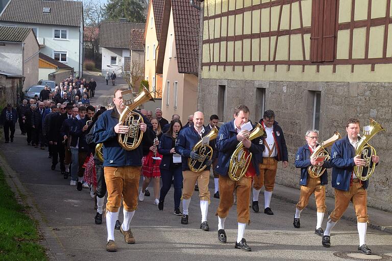 Angeführt von den Rodheimer Musikanten zogen die Siebener beim Jahrtag von der Kirche zum Gasthaus.