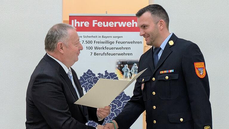Landrat Thomas Bold und der neue Kreisbrandrat Markus Ullrich - Landrat Thomas Bold überreicht Markus Ullrich (39) seine Ernennungsurkunde zum Kreisbrandrat. Landrat Thomas Bold und der neue Kreisbrandrat Markus Ullrich - Landrat Thomas Bold überreicht Markus Ullrich (39) seine Ernennungsurkunde zum Kreisbrandrat.