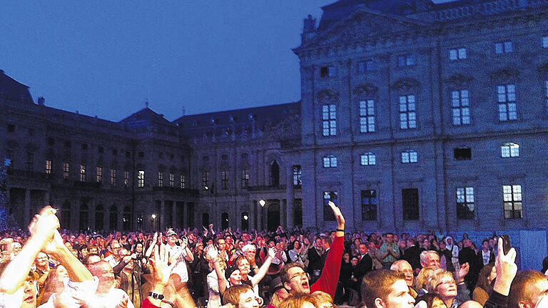 Begeisterung am Residenzplatz: Bei &bdquo;I'm Still Standing&ldquo; stehen die 9000 Zuschauer.