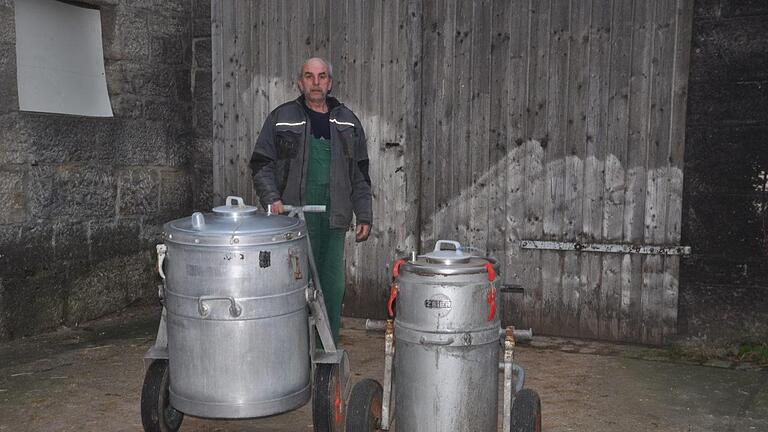 Reinhold Hofmann in seinem Bauernhof mit den beiden Milchtanks, die früher jeden zweiten Tag abgeholt wurden. In 'Glanzzeiten' konnten an zwei Tagen etwa 270 Liter Milch verkauft werden. Foto: Arthur Stollberger       -  Reinhold Hofmann in seinem Bauernhof mit den beiden Milchtanks, die früher jeden zweiten Tag abgeholt wurden. In 'Glanzzeiten' konnten an zwei Tagen etwa 270 Liter Milch verkauft werden. Foto: Arthur Stollberger