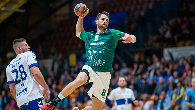 Dominik Schömig (am Ball) erzielte in Dessau vier Tore für die Wölfe. Rimpar hat nach dem 26:21-Sieg den Klassenerhalt so gut wie geschafft.