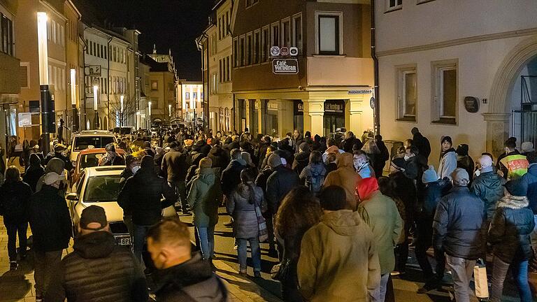 Trotz der geltenden Allgemeinverfügung der Stadt zogen Anfang Januar erneut zahlreiche Menschen durch Schweinfurt.