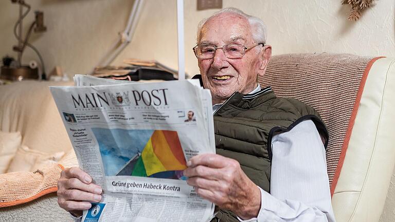 Erich Scheiner, 99 Jahre alt, sitzt in seinem Wohnzimmer und liest seit 70 Jahren täglich die Main-Post.&nbsp;