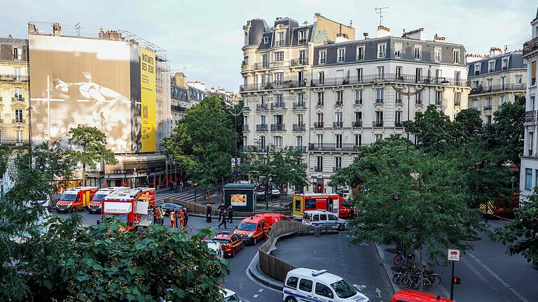 Auto fährt in Café-Terrasse in Paris       -  Nach dem Unfall rücken die Rettungskräfte mit einem Großaufgebot an.