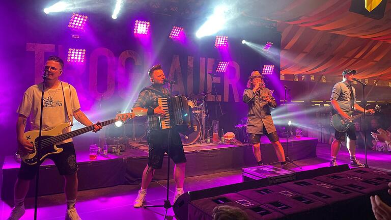 Die Troglauer Buam haben am Dienstagabend auf der Spessartfestwoche für gute Stimmung im Festzelt gesorgt.