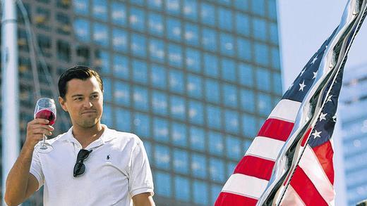Ein Prost auf den Erfolg: Leonardo DiCaprio als windiger Finanzhai Jordan Belfort in &bdquo;The Wolf of Wall Street&ldquo;.