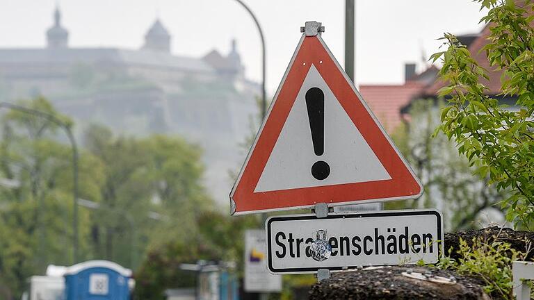 Warnschilder weisen auf die Schäden in der stark befahrenen Leistenstraße hin. 12 400 Fahrzeuge pro Tag wurden gezählt. Warnschilder weisen auf die Schäden in der stark befahrenen Leistenstraße hin. 12 400 Fahrzeuge pro Tag wurden gezählt.