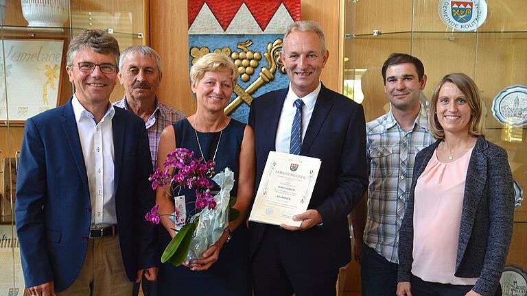 Mit einer Feierstunde beging die Belegschaft der Gemeinde Kolitzheim das 40-jährige Dienstjubiläum von Bürgermeister Horst Herbert. Das Bild zeigt von links Martin Mack und Alfred Bumm (zweiter und dritter Bürgermeister), Heike und Horst Herbert sowie Christian Pfister (Personalrat) und Annette Beuerlein (Geschäftsleitung). Mit einer Feierstunde beging die Belegschaft der Gemeinde Kolitzheim das 40-jährige Dienstjubiläum von Bürgermeister Horst Herbert. Das Bild zeigt von links Martin Mack und Alfred Bumm (zweiter und dritter Bürgermeister), Heike und Horst Herbert sowie Christian Pfister (Personalrat) und Annette Beuerlein (Geschäftsleitung).