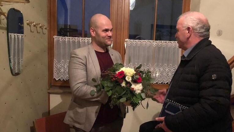 Der noch amtierende Bürgermeister Matthias Liebst (rechts) gratulierte dem Kandidaten der CSU/CBO Stefan Kießner (links) zur gewonnen Bürgermeisterwahl. Mit den Glückwünschen überreichte er einen Blumenstrauß in den Oberstreuer Gemeindefarben Rot und Weiß. Es werde eine spannende Zeit auf ihn zukommen, macht Liebst seinem Nachfolger deutlich.