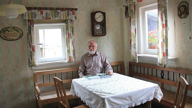 Reinhard Hüßner im Wohnstallhaus Hahn, in dem Menschen und Tiere gemeinsam unter einem Dach lebten. Es ist eines der Gebäude, die dem früheren Museumsleiter besonders gut gefallen.