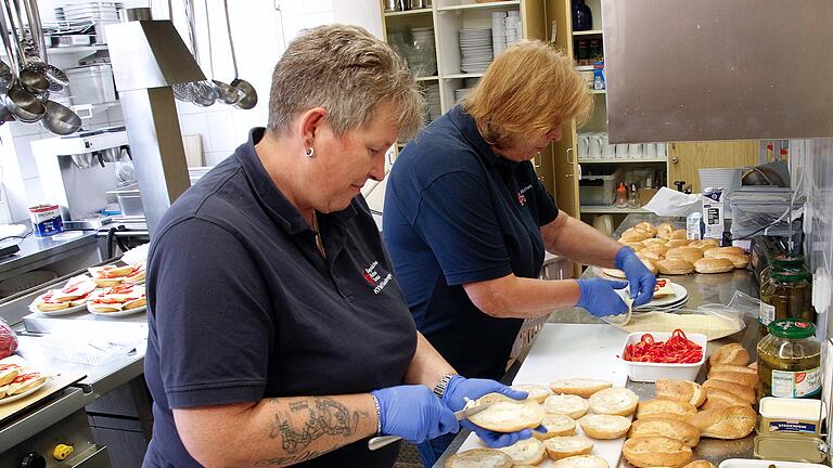 Blutspende beim Roten Kreuz in Bad Kissingen - In der Küche werden leckere Brötchen geschmiert. Blutspende beim Roten Kreuz in Bad Kissingen - In der Küche werden leckere Brötchen geschmiert.