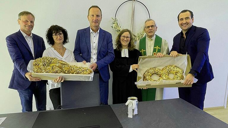 Eine 'gebackene Schlüsselübergabe' gab es bei der Übergabe des neuen Bürgerhauses mit Standesamt (von links): Wolfgang Kühl, Standesbeamtin Petra Felser, Bürgermeister Michael Ziegler, Pfarrerin Sarah Schimmel und Pfarrer Bernhard Öchsner sowie Architekt Sebastian Pollach. Eine 'gebackene Schlüsselübergabe' gab es bei der Übergabe des neuen Bürgerhauses mit Standesamt (von links): Wolfgang Kühl, Standesbeamtin Petra Felser, Bürgermeister Michael Ziegler, Pfarrerin Sarah Schimmel und Pfarrer Bernhard Öchsner sowie Architekt Sebastian Pollach.