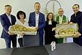 Eine 'gebackene Schlüsselübergabe' gab es bei der Übergabe des neuen Bürgerhauses mit Standesamt (von links):&nbsp; Wolfgang Kühl, Standesbeamtin Petra Felser, Bürgermeister Michael Ziegler, Pfarrerin Sarah Schimmel und Pfarrer Bernhard Öchsner sowie Architekt Sebastian Pollach.