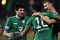 Glückwünsche für den Torschützen: Die Schweinfurter Kevin Fery (links) und Thomas Meißner (rechts) feiern Mike Dellinger, der soeben das 1:0 für den FC 05 erzielt hat.