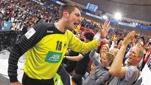 Hofstettener Unterstützung für deutsche Handballer in Katar - (urs) Unterfranken jubeln mit einem Unterfranken. Als die deutsche Handball-Nationalmannschaft am Montag im WM-Achtelfinale in Doha mit 23:16 gegen Ägypten gewann, feierten auch Thomas (rechts) und seine Tochter Hannah-Sophia Brasch (vorne, Zweite von rechts), beide aus Hofstetten bei Gemünden stammend, begeistert mit. Hier klatschen sie den aus Würzburg stammenden Nationaltorhüter Carsten Lichtlein ab, der zuvor ein herausragendes Spiel abgeliefert hatte, gleichwohl aber zwei Tage später mit dem deutschen Team nach der 24:26-Viertelfinal-Niederlage gegen Katar den Halbfinal-Einzug verpasste. „Ein wirklich sympathischer Kerl“, schreibt Thomas Brasch über den für den VfL Gummersbach in der Bundesliga spielenden Torwart. Brasch lebt mit seiner Frau Alexandra sowie seinen Töchtern Emilia und Hannah-Sophia seit vielen Jahren in Katars Hauptstadt Doha. Dort arbeitet der Hofstettener als Technischer Controller für eine große österreichische Baufirma. Hofstettener Unterstützung für deutsche Handballer in Katar - (urs) Unterfranken jubeln mit einem Unterfranken. Als die deutsche Handball-Nationalmannschaft am Montag im WM-Achtelfinale in Doha mit 23:16 gegen Ägypten gewann, feierten auch Thomas (rechts) und seine Tochter Hannah-Sophia Brasch (vorne, Zweite von rechts), beide aus Hofstetten bei Gemünden stammend, begeistert mit. Hier klatschen sie den aus Würzburg stammenden Nationaltorhüter Carsten Lichtlein ab, der zuvor ein herausragendes Spiel abgeliefert hatte, gleichwohl aber zwei Tage später mit dem deutschen Team nach der 24:26-Viertelfinal-Niederlage gegen Katar den Halbfinal-Einzug verpasste. „Ein wirklich sympathischer Kerl“, schreibt Thomas Brasch über den für den VfL Gummersbach in der Bundesliga spielenden Torwart. Brasch lebt mit seiner Frau Alexandra sowie seinen Töchtern Emilia und Hannah-Sophia seit vielen Jahren in Katars Hauptstadt Doha. Dort arbeitet der Hofstettener als Technischer Controller für eine große österreichische Baufirma.