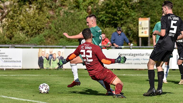 Ammerthals Kai Neuerer setzte beim 4:0 im Hinspiel den Schlusspunkt gegen den FC Sand. Markus Geier, der Ende September im Tor stand, wird am Wochenende wohl fehlen. Ammerthals Kai Neuerer setzte beim 4:0 im Hinspiel den Schlusspunkt gegen den FC Sand. Markus Geier, der Ende September im Tor stand, wird am Wochenende wohl fehlen.