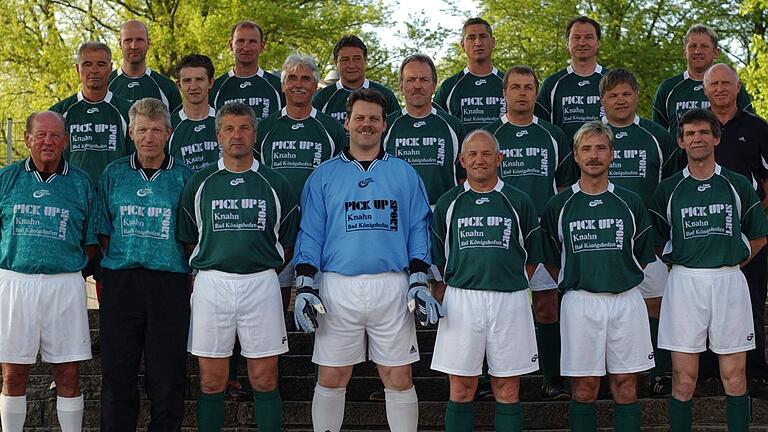 Die Traditionsmannschaft des FC 05 Schweinfurt im Jahr 2007. Mit dabei: Hans-Peter Gerhard (mittlere Reihe, Vierter von links). Die Traditionsmannschaft des FC 05 Schweinfurt im Jahr 2007. Mit dabei: Hans-Peter Gerhard (mittlere Reihe, Vierter von links).