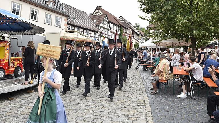 Aus Wiesentheid kam die schwarz gewandete Bürgerwehr mit Zylinder. Aus Wiesentheid kam die schwarz gewandete Bürgerwehr mit Zylinder.