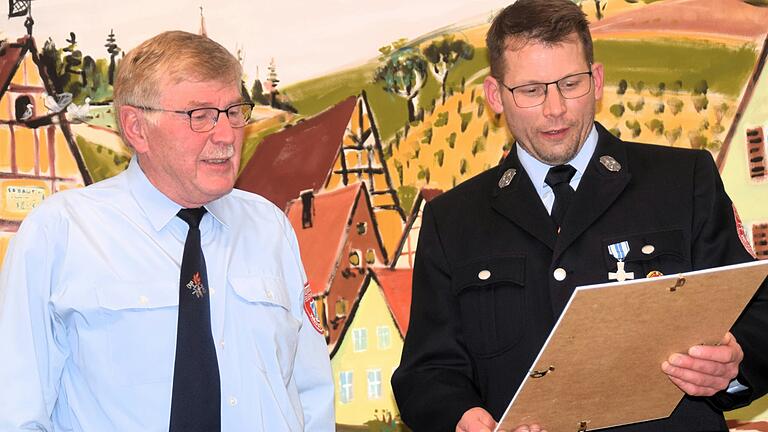 36 Jahre lang hütete er die Kasse: Dafür verlieh der Feuerwehrverein Wässerndorf Dieter Bohn die Ehrenmitgliedschaft. Stephan Jamm verlas die Ernennungsurkunde.