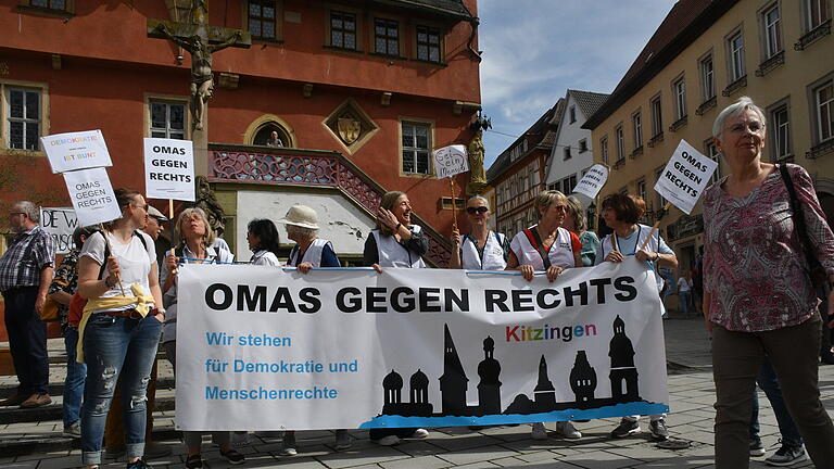 Über 500 Teilnehmerinnen und Teilnehmer waren es, die sich am Samstag vor dem Ochsenfurter Rathaus zu einer Kundgebung versammelt haben, um für Weltoffenheit und gegen Ausgrenzung, Rassismus und rechte Gewalt zu demonstrieren.