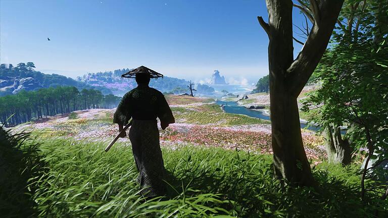 Screenshot von Ghost of Tsushima       -  Kleine Details und große Weiten: Grafisch kann &bdquo;Ghost of Tsushima&rdquo; einen Spiele-PC zum Schwitzen bringen.