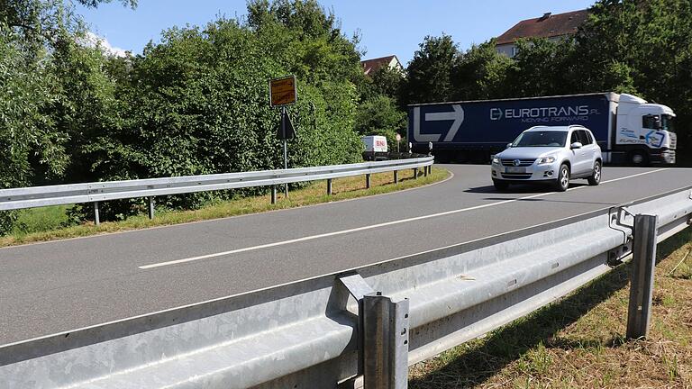 Wenn der Verkehr auf der B8 vor Kitzingen zu dicht wird, biegt man gerne mal in die Alemannenstraße ab. Damit soll jetzt zunächst Schluss sein.