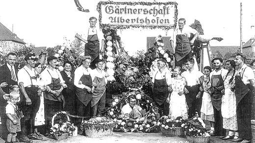 Erntedankfest 1934: Die Gärtner sind ein stolzer Berufsstand und feierten seit jeher gerne bei Festen mit. Dieses historische Bild zeigt eine Albertshöfer Gärtnergruppe.